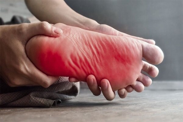 بی‌حسی و گزگز پا؛ نشانه‌ای از مشکلات سیاتیک و ستون فقرات