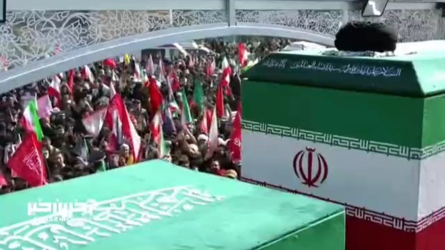 ببینید| قاب ویژه از داخل خودروی حامل پیکر امام شهید