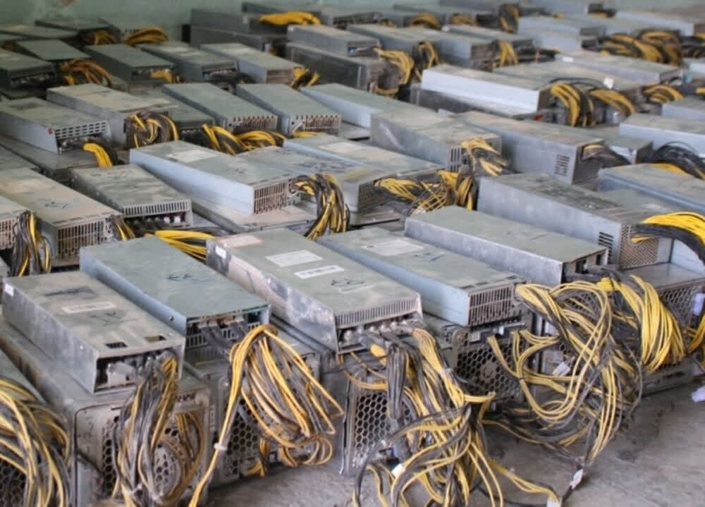 کشف ماینرهای غیرمجاز از یک دامداری و کارخانه پلاستیک در اشکذر یزد