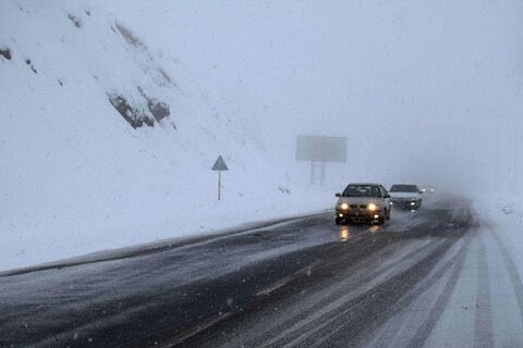 مسیرهای مواصلاتی میانکوه و کنجکوه مهریز مسدود شد