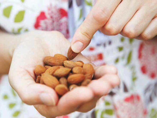 سرمازدگی‌ برداشت بادام مهریز را نصف کرد