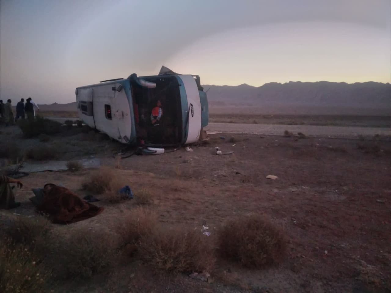 ۱۹ مصدوم در حادثه واژگونی اتوبوس مسافربری