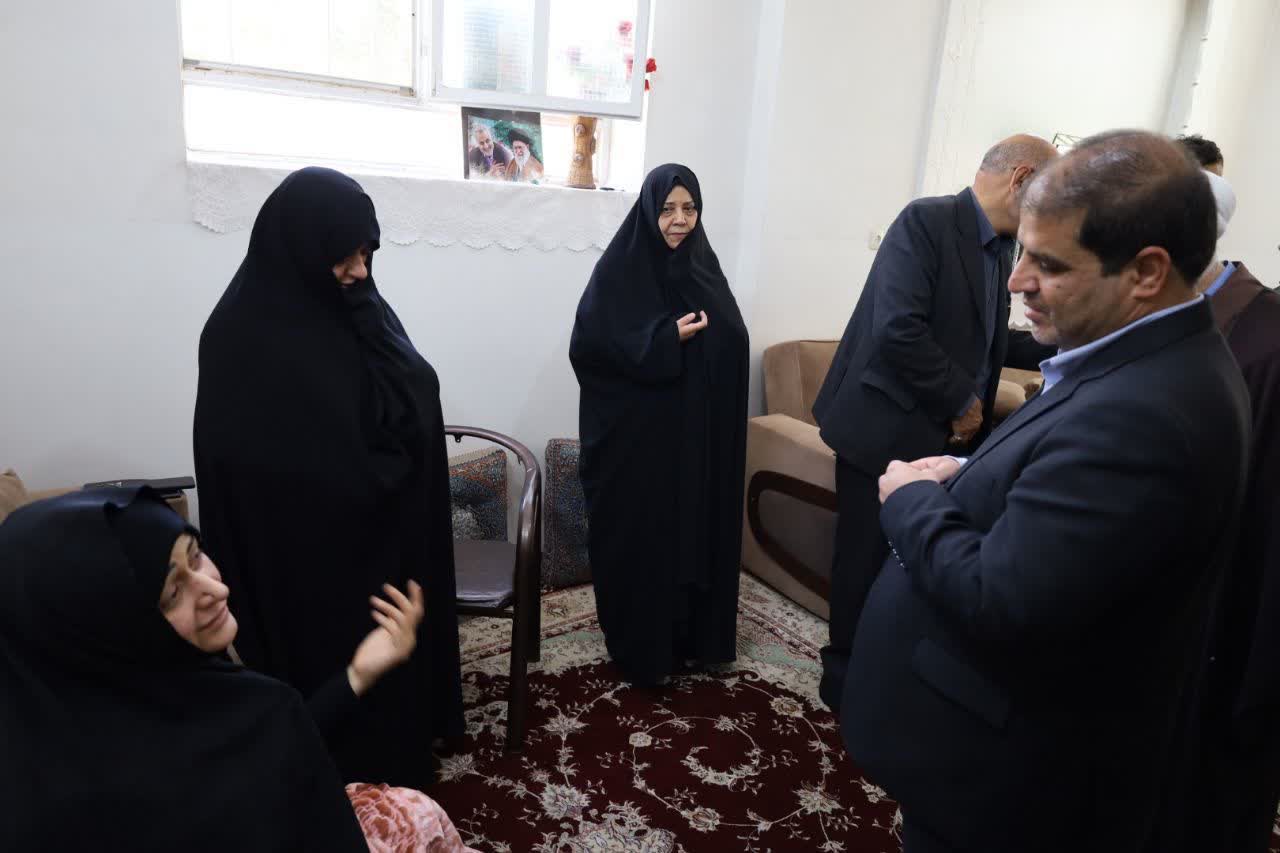 دیدار معاون استانداریزد با خانواده شهیده فاطمه موحدان