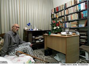 Azar Yazdi finds comfort only in books تهران تایمز :آذر يزدی تنها در كتاب تسلي می يابد. Azar Yazdi finds comfort only in books تهران تایمز :آذر يزدی تنها در كتاب تسلي می يابد.