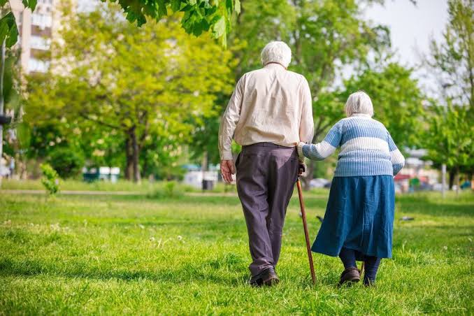 ببینید| استفاده از عصا در دوران سالمندی مفید است؟